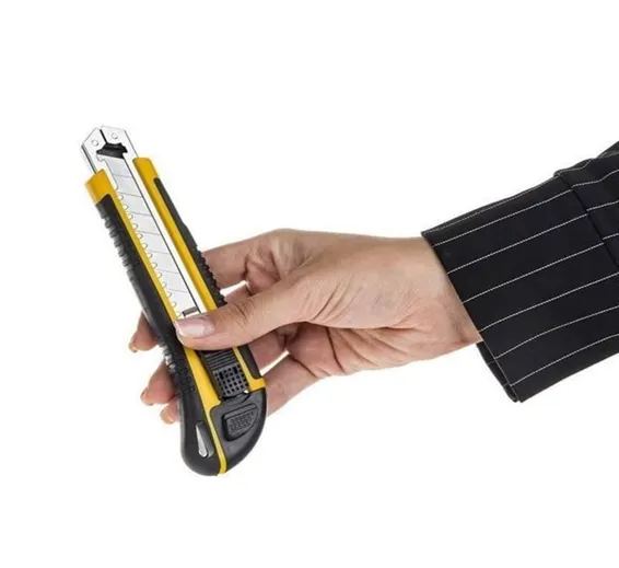 18mm Utility Knife Cutter With 2 Extra Blades WT6068 18mm Utility Knife Cutter With 2 Extra Blades WT6068